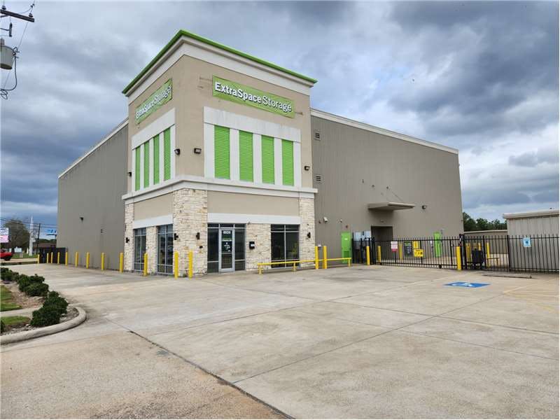 Extra Space Storage facility on 8020 Eastex Fwy - Beaumont, TX