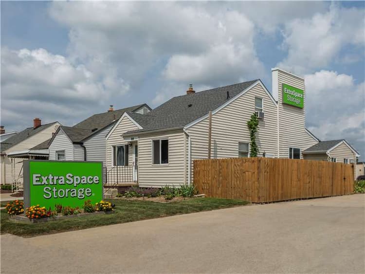 Storage Units in Lincoln Park, MI at 1928 London Ave Extra Space Storage