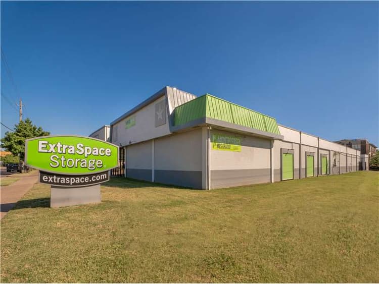 Storage Units in Dallas, TX at 5431 Lemmon Ave Extra Space Storage