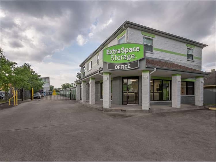 Storage Units in Metairie, LA at 6005 Airline Dr Extra Space Storage
