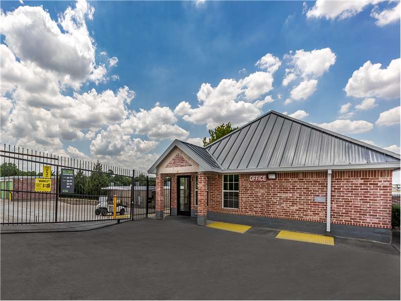 Storage Units in Dallas, TX at 39050 Lyndon B Johnson Fwy Extra Space Storage