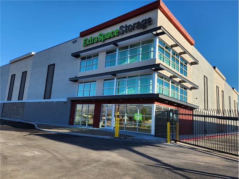 Storage Units in Tucson, AZ at 4032 E Fort Lowell Rd Extra Space Storage