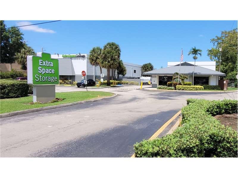 Extra Space Storage facility on 5370 S University Dr - Davie, FL