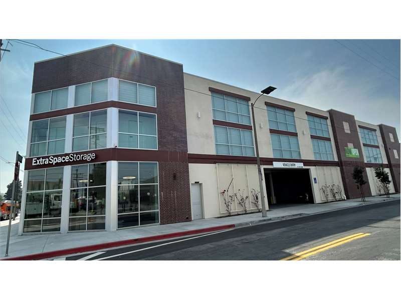 Extra Space Storage facility on 2515 S Broadway - Los Angeles, CA
