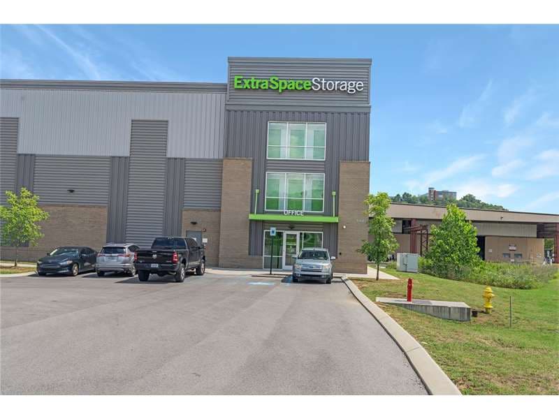 Storage Units in Chattanooga, TN at 606 Manufacturers Rd Extra Space