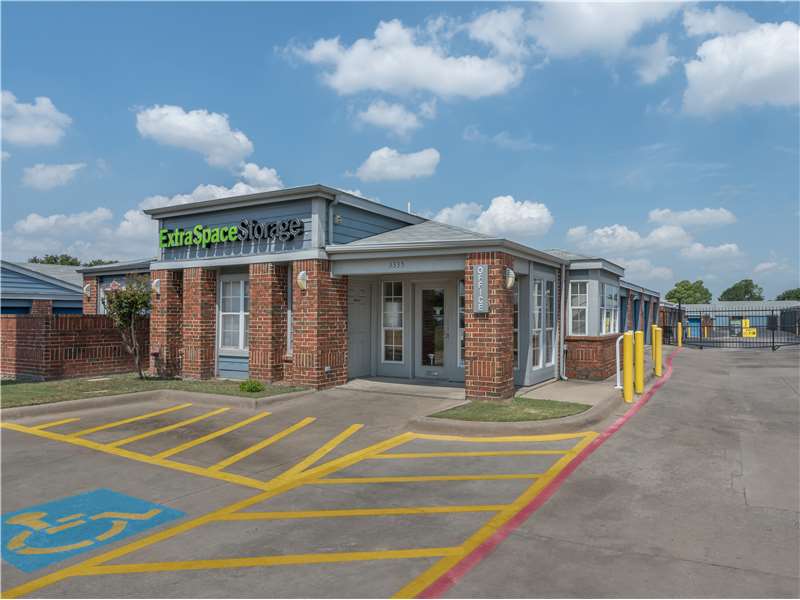 Storage Units in Dallas, TX at 3335 W Northwest Hwy Extra Space Storage