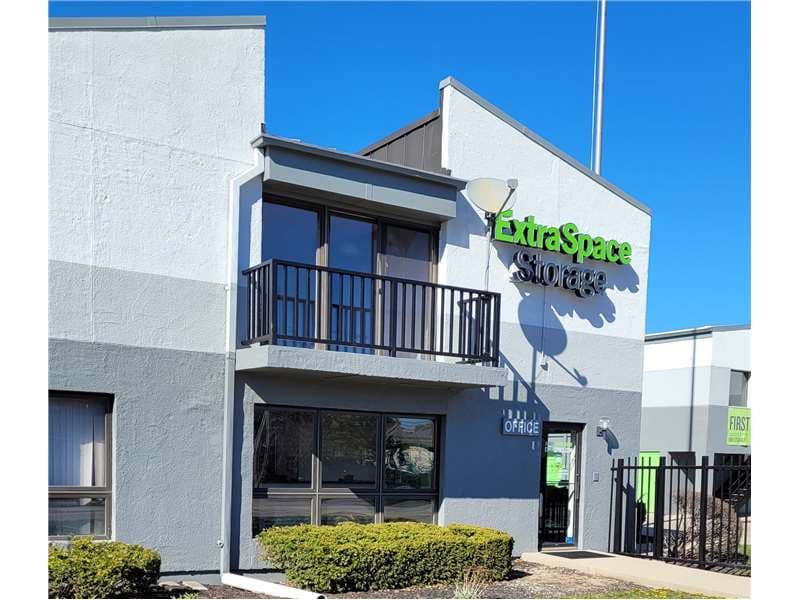 Storage Units in Arlington Heights, IL at 2500 E Hintz Rd Extra Space