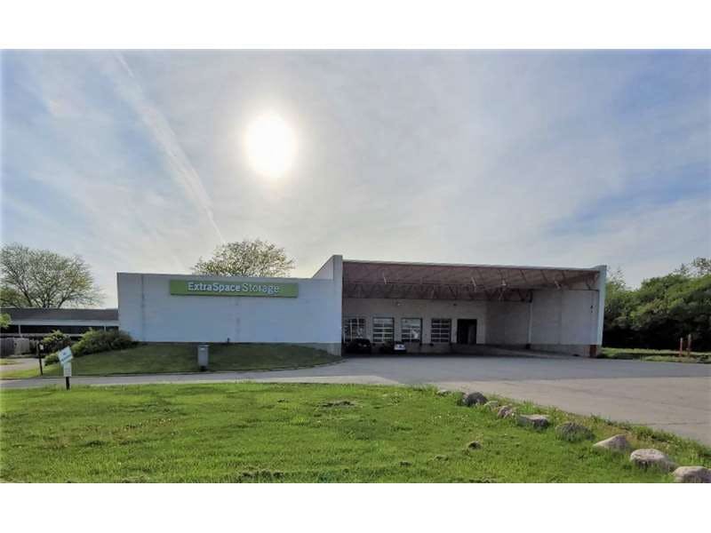 Extra Space Storage facility on 27944 Bradley Rd - Libertyville, IL
