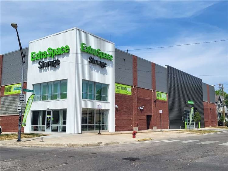 Storage Units in Chicago, IL at 4701 N Ravenswood Ave Extra Space Storage