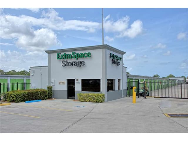 Storage Units in Jensen Beach, FL at 1400 NE Savannah Rd | Extra Space ...