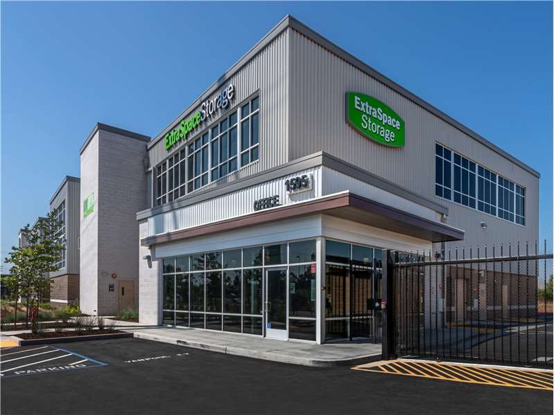 Extra Space Storage facility on 1585 N McCarthy Blvd - Milpitas, CA