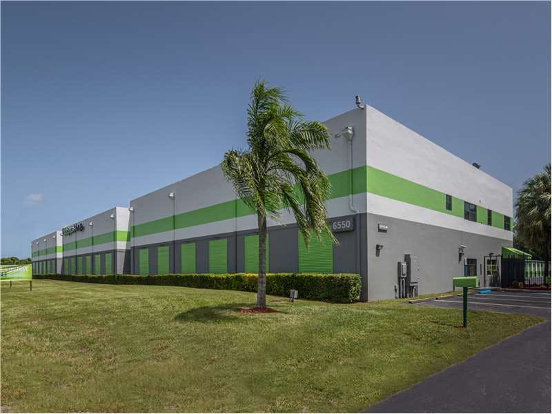 Extra Space Storage facility on 6550 W State Road 84 - Davie, FL