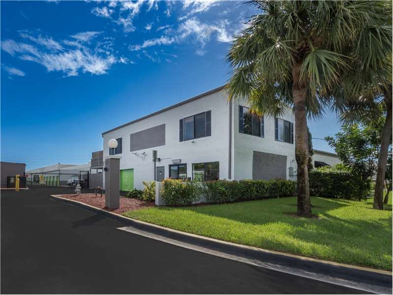 Extra Space Storage facility on 3090 NW 2nd Ave - Boca Raton, FL