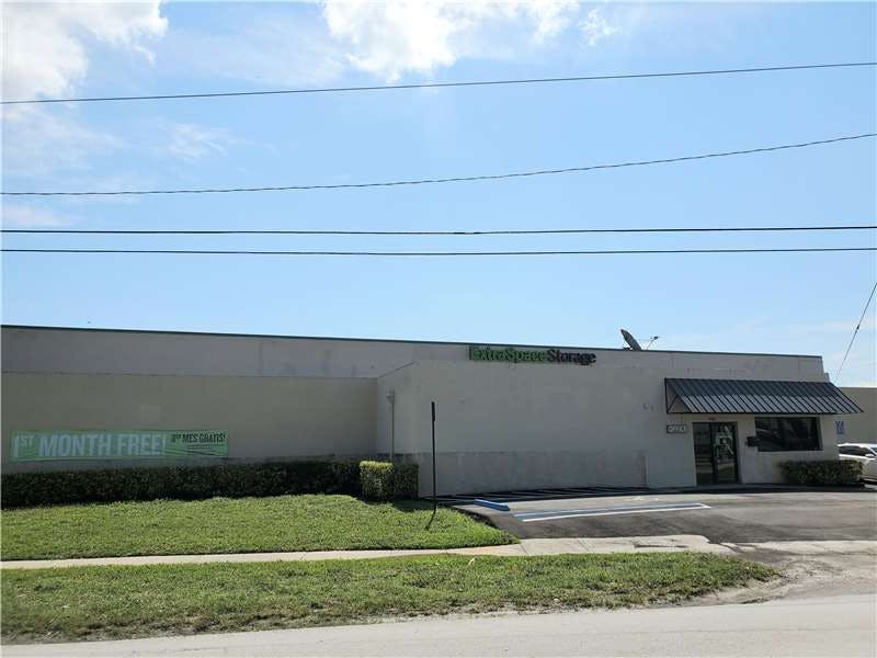 Extra Space Storage facility on 17531 NW 2nd Ave - Miami, FL