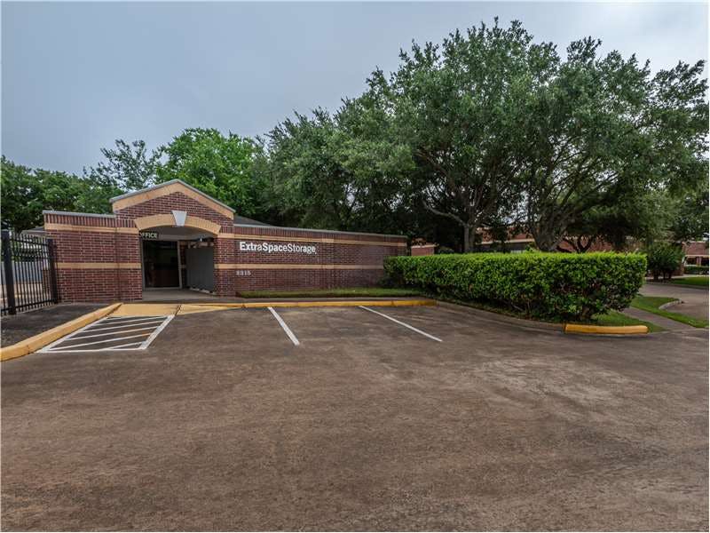 Extra Space Storage facility on 2315 Old Mill Rd - Sugar Land, TX