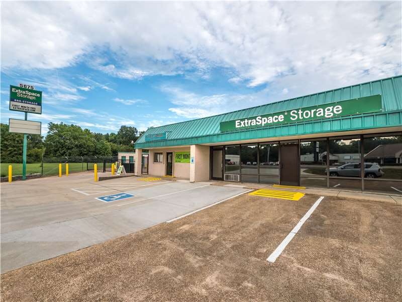 Extra Space Storage facility on 5675 Summer Ave - Memphis, TN