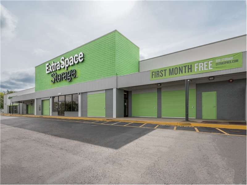 Extra Space Storage facility on 5845 Charlotte Pike - Nashville, TN