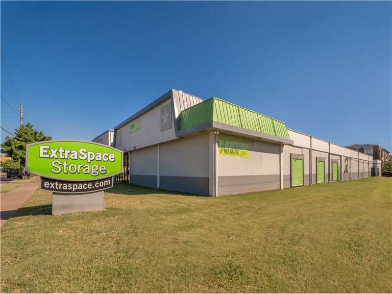 Extra Space Storage facility on 5431 Lemmon Ave - Dallas, TX
