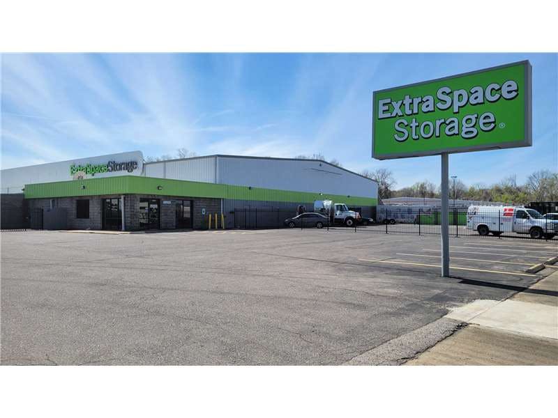 Extra Space Storage facility on 4961 Covington Way - Memphis, TN