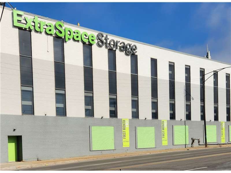 Extra Space Storage facility on 2100 W Fullerton Ave - Chicago, IL