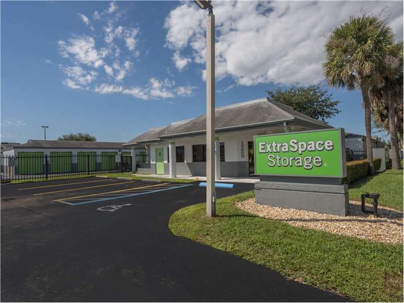 Extra Space Storage facility on 13800 SW 84th St - Miami, FL