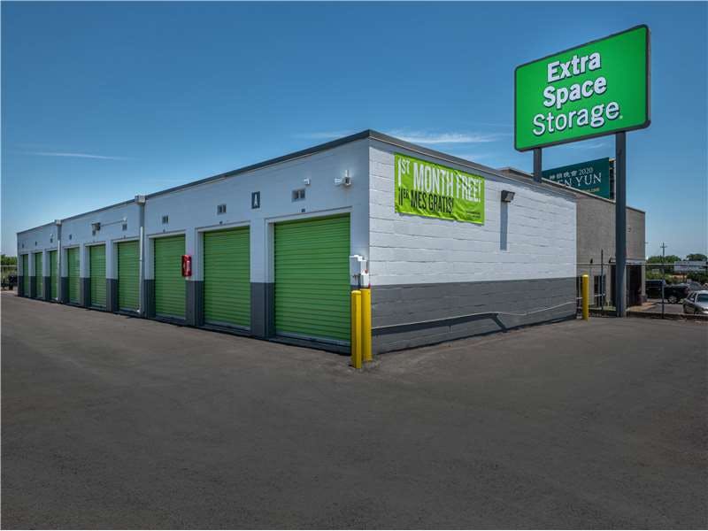 Extra Space Storage facility on 1931 Fort Worth Ave - Dallas, TX