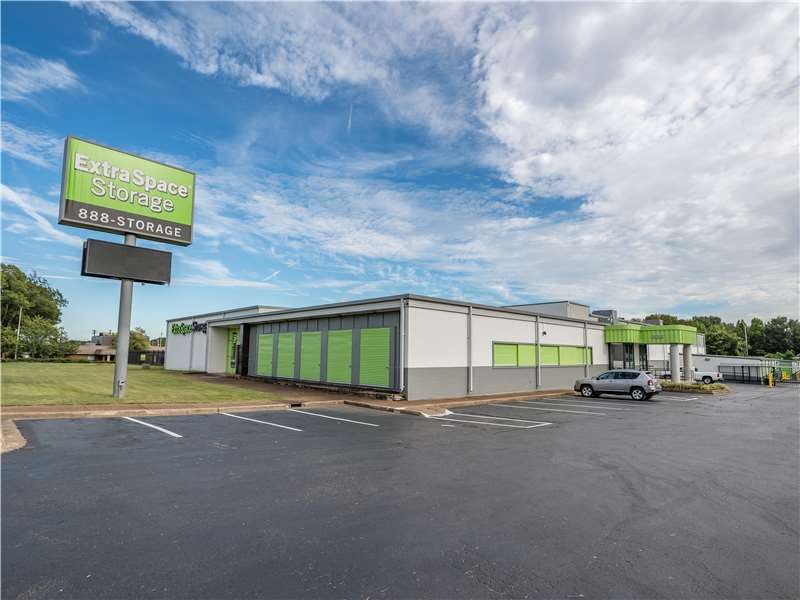 Extra Space Storage facility on 4805 Summer Ave - Memphis, TN