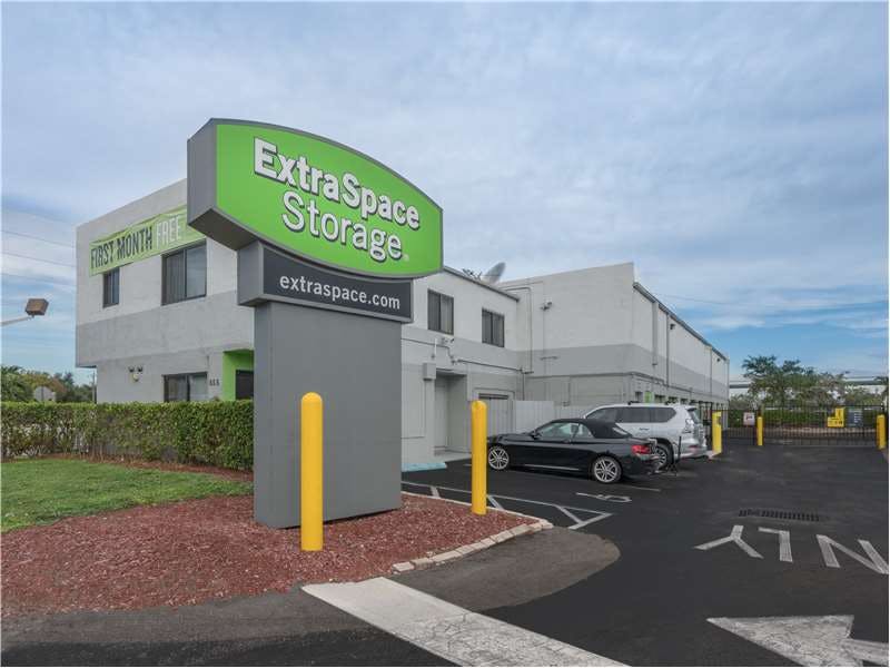 Extra Space Storage facility on 855 W Commercial Blvd - Fort Lauderdale, FL