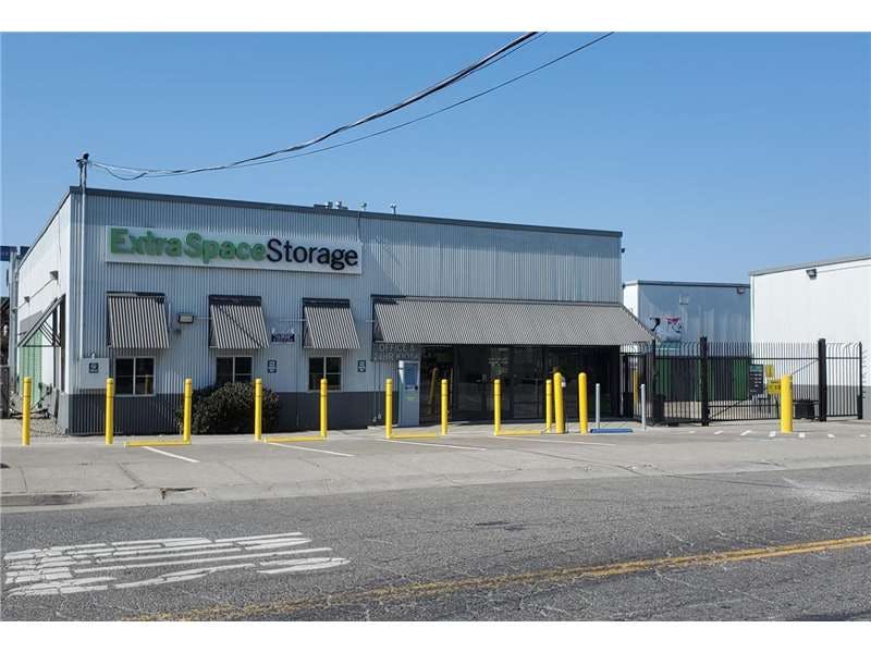Extra Space Storage facility on 601 Cedar St - Berkeley, CA