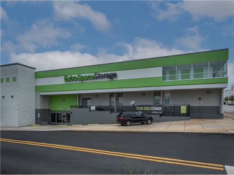 Extra Space Storage facility on 2400 N Howard St - Baltimore, MD