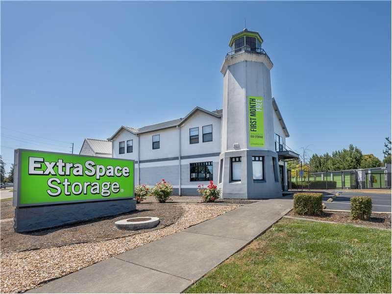 Extra Space Storage facility on 6635 Redwood Dr - Rohnert Park, CA