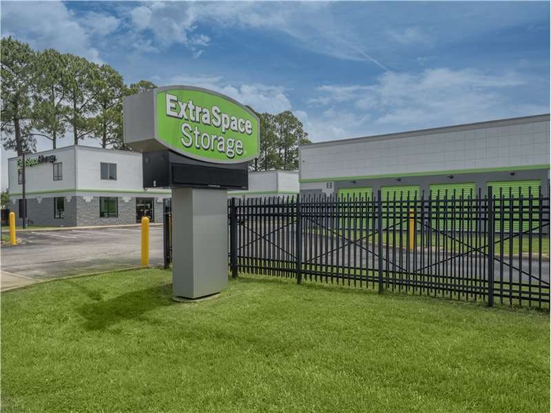 Extra Space Storage facility on 1141 W Pembroke Ave - Hampton, VA