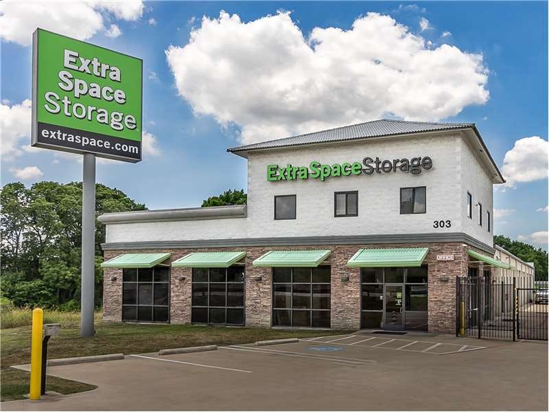 Extra Space Storage facility on 303 E Hwy 67 - Duncanville, TX