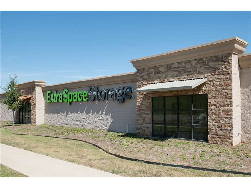 Extra Space Storage facility on 8111 US 287 Frontage Rd - Arlington, TX