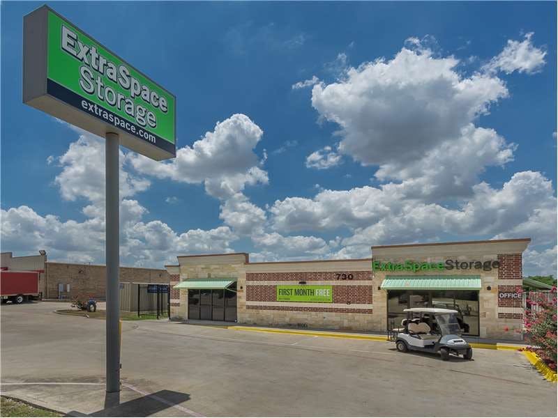 Extra Space Storage facility on 730 E Wheatland Rd - Duncanville, TX