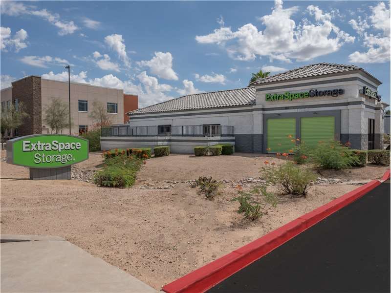 Extra Space Storage facility on 1625 W Chandler Blvd - Chandler, AZ