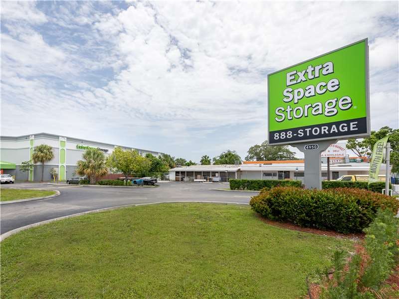 Extra Space Storage facility on 4950 N Dixie Hwy - Oakland Park, FL