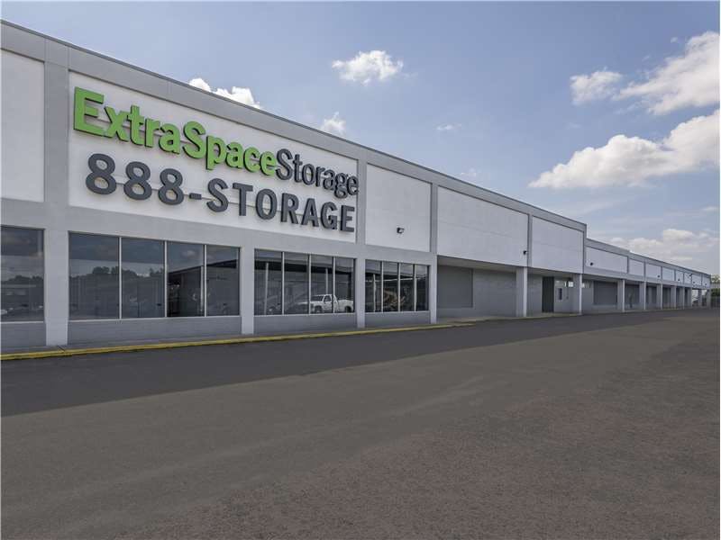 Extra Space Storage facility on 8850 Rivers Ave - North Charleston, SC