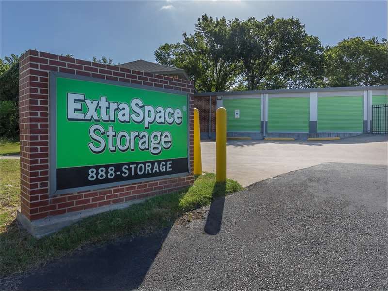Extra Space Storage facility on 1925 S Bowie Dr - Weatherford, TX