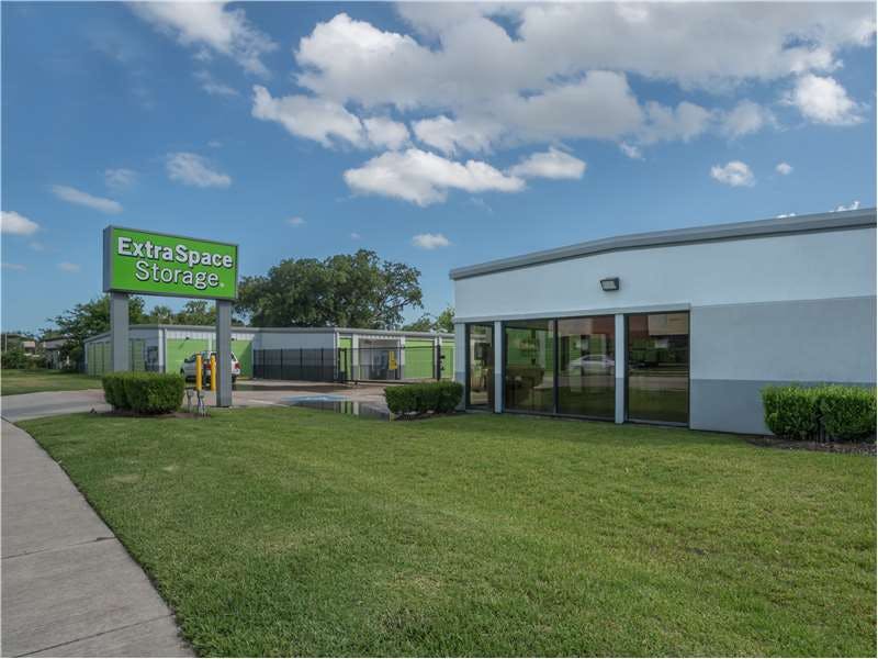 Extra Space Storage facility on 10617 Fuqua St - Houston, TX