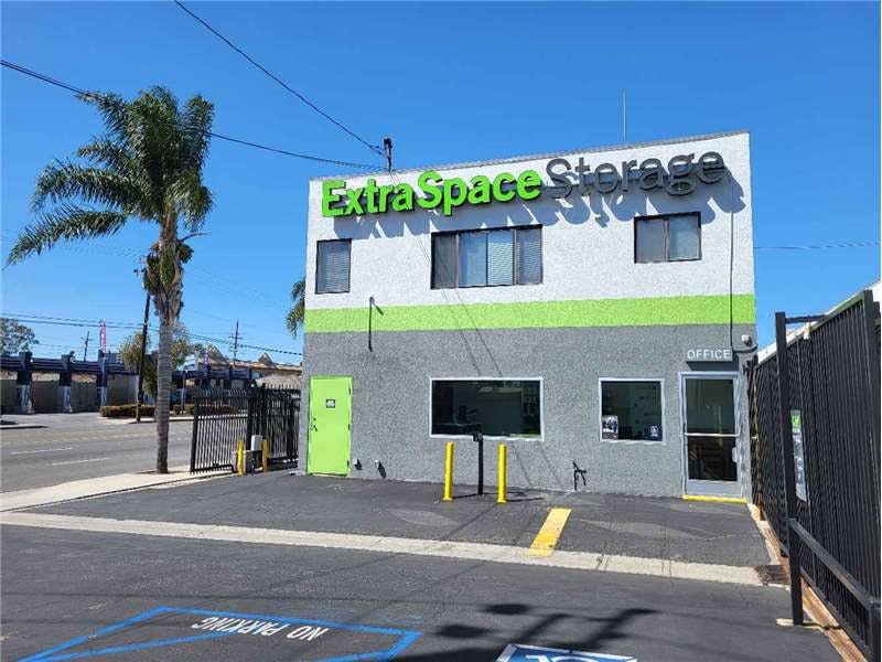 Extra Space Storage facility on 3401 W Rosecrans Ave - Hawthorne, CA