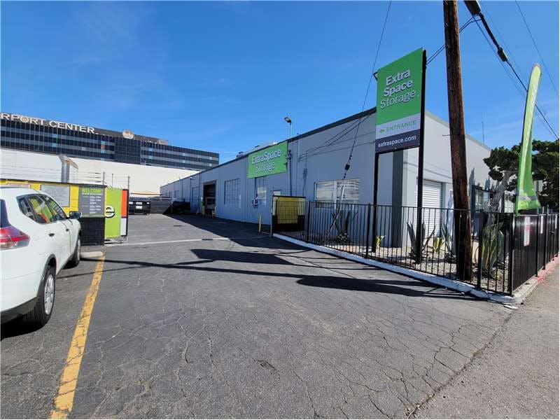 Extra Space Storage facility on 5221 W 102nd St - Los Angeles, CA