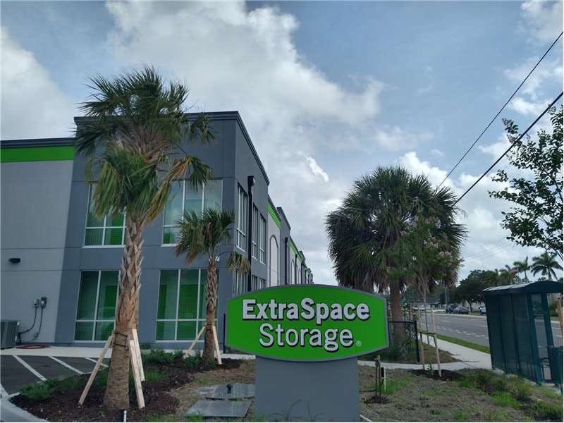 Extra Space Storage facility on 300 N Tamiami Trl - Osprey, FL