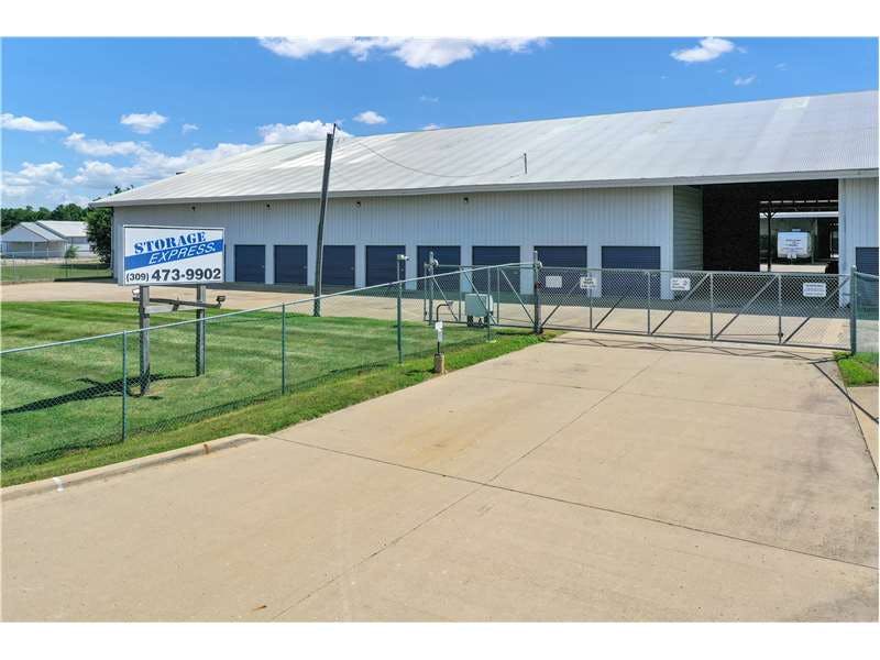 Extra Space Storage facility on 3745 N 1475 East Rd - Heyworth, IL