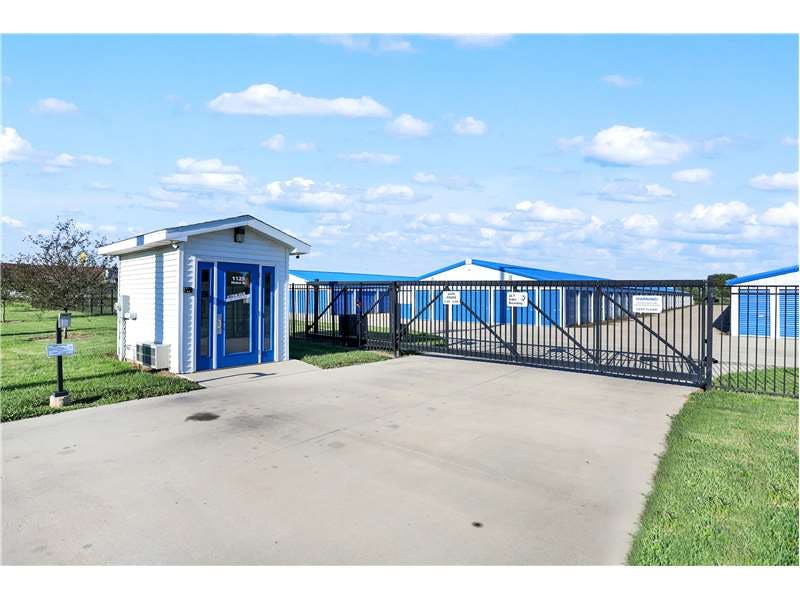 Extra Space Storage facility on 1125 Hickox Dr - Lincoln, IL