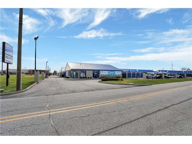 Extra Space Storage facility on 910 Woodstock Dr - Clarksville, IN