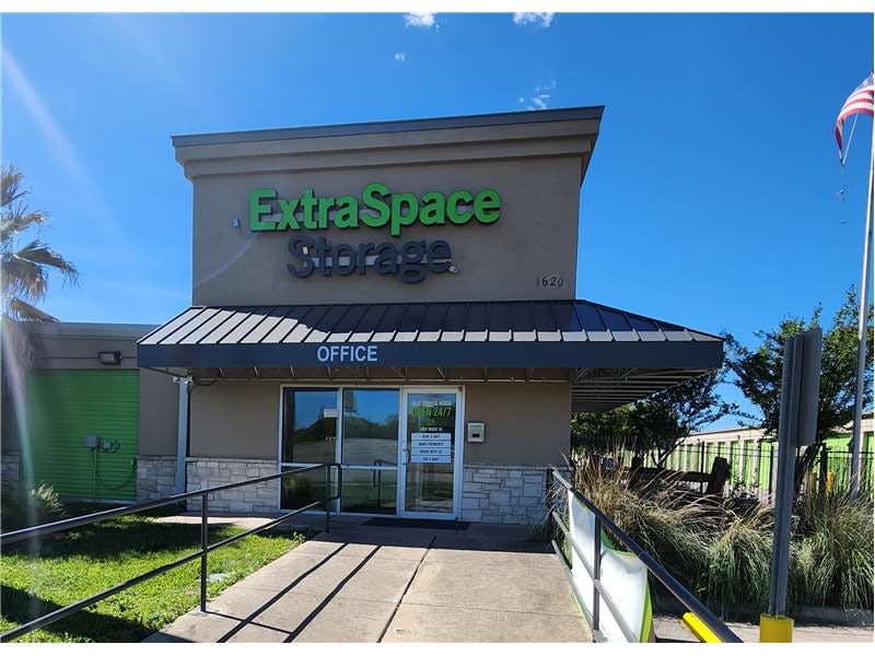 Extra Space Storage facility on 1620 S Interstate 35 - San Marcos, TX