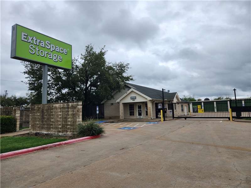 Extra Space Storage facility on 550 S IH 35 Frontage Rd - Round Rock, TX