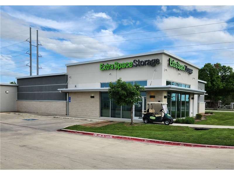 Extra Space Storage facility on 981 N Red Bud Ln - Round Rock, TX