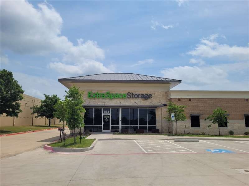 Extra Space Storage facility on 864 E Belt Line Rd - Cedar Hill, TX